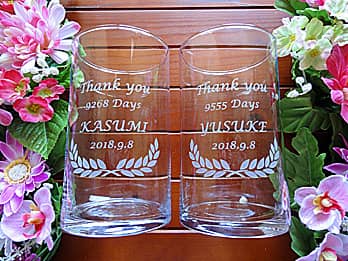 「Thank you ○days、新郎と新婦の名前、結婚式の日付」を側面に彫刻した、新郎新婦から両親へのプレゼント用のフラワーベース