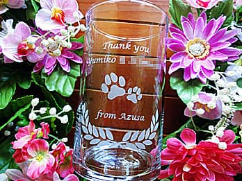 「Thank you、お母さんの名前」「犬の足跡のイラスト」を側面に彫刻した、母の日のプレゼント用のフラワーベース