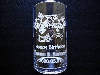 「犬のイラスト、Happy birthday、贈る相手の名前、誕生日の日付」を側面に彫刻した、誕生日プレゼント用のフラワーベース