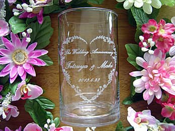 「The wedding anniversary、奥さまと旦那様の名前」を側面に彫刻した、結婚記念日の贈り物用のガラス花瓶