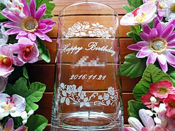「Happy birthday、お母さんの名前、誕生日の日付」を側面に彫刻した、お母さんへの誕生日プレゼント用のガラス花瓶