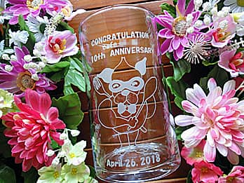 店名とお店のキャラクターを側面に彫刻した、カフェの周年祝い用のガラス花瓶