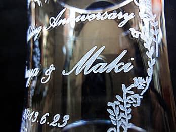 花瓶FV-6の側面に彫刻した「メッセージ、名前、日付」のクローズアップ画像