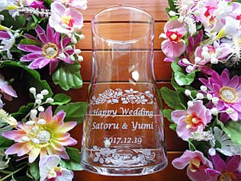 「Happy wedding、新郎と新婦の名前」を彫刻した、結婚祝い用のフラワーベース