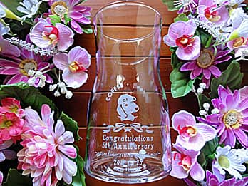 「ロゴマーク」「Congratulations、5th anniversary」を側面に彫刻した、コーヒーショップの周年祝い用のガラス花瓶