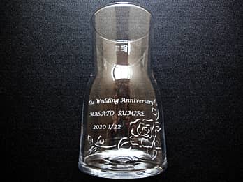 結婚記念日祝い用のガラス花瓶（1st Wedding Anniversary、旦那様と奥さまの名前、日付を、ガラス花瓶FV-7の側面に彫刻）