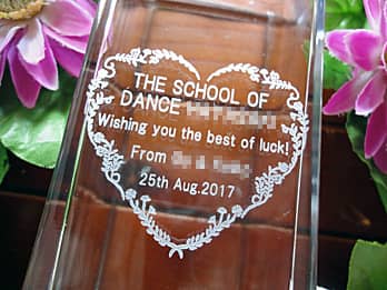 ダンススクールの名前、お祝いメッセージ、日付を側面に彫刻した、開業祝い用のガラス花瓶