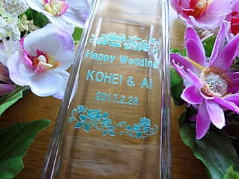 「Happy wedding、新郎と新婦の名前、結婚式の日付」を側面に彫刻した、結婚祝い用のガラス花瓶