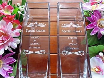 「Special thanks、新郎と新婦の名前、日付」を側面に彫刻した、両親へのプレゼント用のガラス花瓶