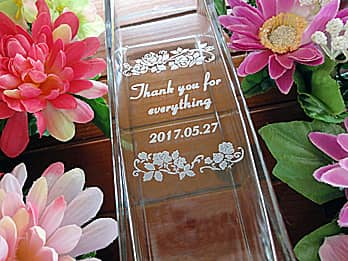 「Thank you for everything」を側面に彫刻した、同窓会で恩師へ贈るプレゼント用のフラワーベース