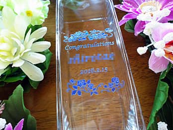 「Congratulations、受賞者の名前、日付」を側面に彫刻した、表彰記念品用のガラス花瓶