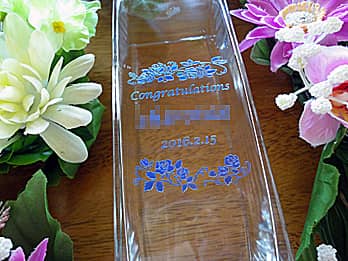 「Congratulations to ○○ family」を側面に彫刻した、新築祝いのプレゼント用のガラス花器