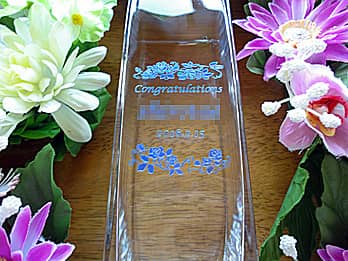 「Congratulations、名前、日付」を側面に彫刻した、合格祝いのプレゼント用のガラス花瓶