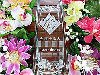 「Great thanks、永年勤続者の名前、ロゴマーク」を側面に彫刻した、永年勤続表彰の記念品用のガラス花器