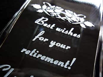 定年退職のプレゼント用のフラワーベースの側面に彫刻した、「Best wishes for your retirement」のクローズアップ画像