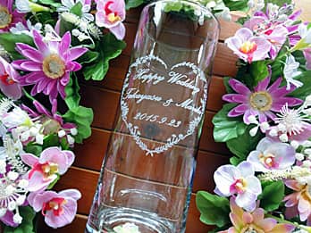 「Happy wedding、新郎と新婦の名前、結婚式の日付」を側面に彫刻した、結婚祝い用のフラワーベース