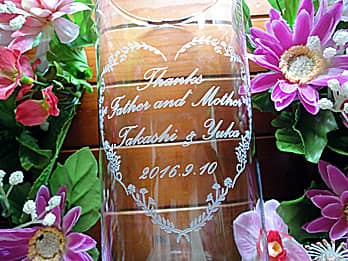 「Thanks Father & Mother、新郎と新婦の名前、結婚式の日付」を側面に彫刻した、両親へのプレゼント用のガラス花瓶