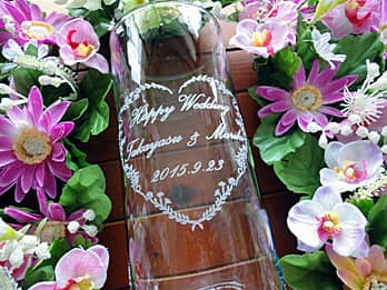 「Happy wedding、新郎と新婦の名前」を側面に彫刻した、結婚祝い用のフラワーベース