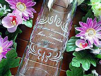 「Congratulations、新入生の名前、日付」を側面に彫刻した、入学祝いのプレゼント用のガラス花瓶