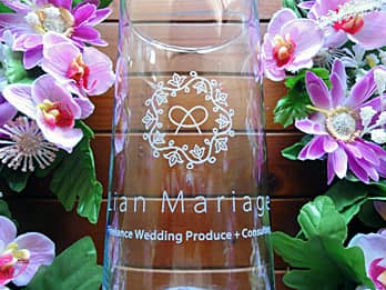 ロゴマークと店名を側面に彫刻した、開店祝い用のガラス花瓶