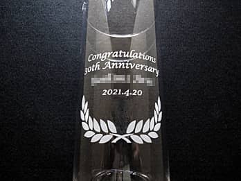 「Congratulations! 30th anniversary 永年勤続者の名前、表彰日の日付」を側面に彫刻した、永年勤続表彰用のガラス花瓶