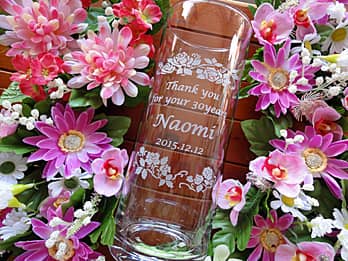 「Thank you fou your 30years、永年勤続者名、日付」を側面に彫刻した、永年勤続表彰の記念品用のガラス花瓶