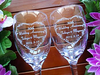 「30th wedding anniversary、両親の名前」を側面に彫刻した、両親への結婚記念日のプレゼント用のペアのワイングラス