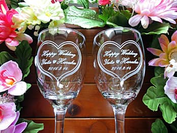 「Happy wedding、新郎と新婦の名前、結婚式の日付」を側面に彫刻した、結婚祝い用のペアのワイングラスG-1