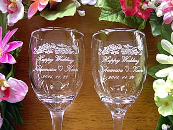 「Happy wedding、新郎と新婦の名前、結婚式の日付」を側面に彫刻した、結婚祝い用のペアのワイングラス