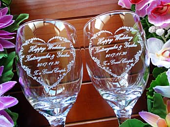「お祝いメッセージ、新郎と新婦の名前、結婚式の日付」を側面に彫刻した、結婚祝い用のペアのワイングラス