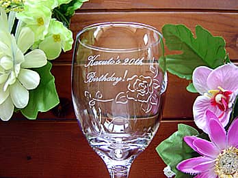 贈る相手の名前とお祝いメッセージを側面に彫刻した、誕生日プレゼント用のワイングラスG-1