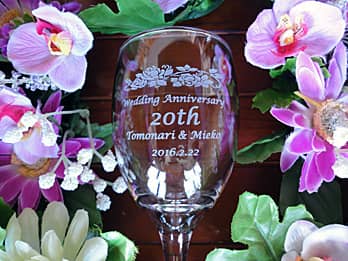 「Wedding Anniversary、20th、奥さまと旦那様の名前、結婚記念日の日付」を側面に彫刻した、結婚記念日祝い用のワイングラス