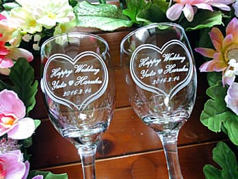 「Happy wedding、新郎と新婦の名前」を側面に彫刻した、結婚祝い用のペアのワイングラス