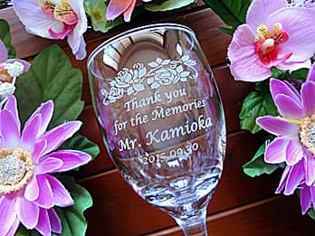 「Thank you for the memories、名前、日付」を側面に彫刻した、定年退職の贈り物用のワイングラス