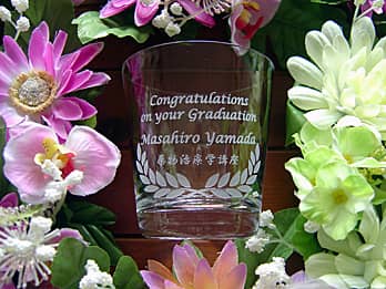 「Congratulations on your graduation、卒業生の名前、学校名」を側面に彫刻した、卒業記念品用のロックグラス