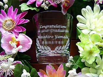 「Congratulations、資格名称、合格者名」を側面に彫刻した、資格試験の合格記念品用のロックグラス