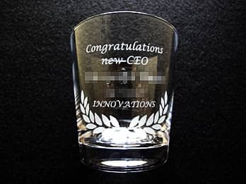 「メッセージ、名前、会社名」を側面に彫刻した、CEO就任祝い用のロックグラス