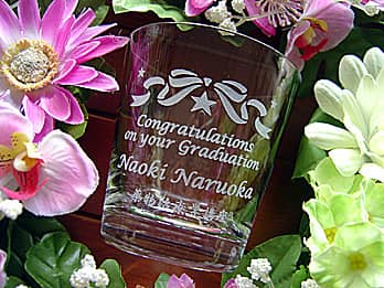 「Congratulations on your graduation、卒業生の名前」を側面に彫刻した、卒業祝い用のグラス