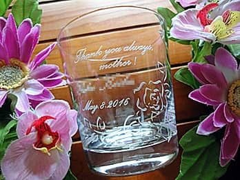 「Thank you always、お母さんの名前」を側面に彫刻した、母の日のプレゼント用の名入れグラス