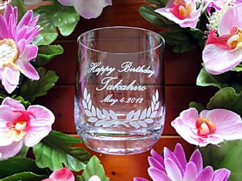 「お祝いメッセージ、贈る相手の名前、お祝いをする日付」を側面に彫刻したロックグラス
