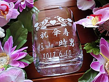 「メッセージ、名前、日付」を側面に彫刻したロックグラス