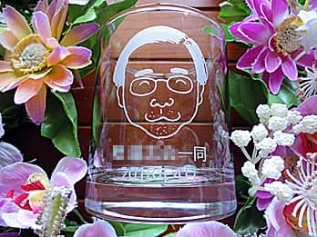先生の似顔絵を側面に彫刻した、同窓会で恩師へのプレゼント用のロックグラス