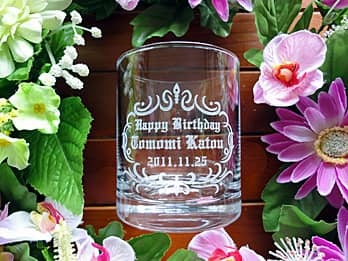 「Happy birthday、名前、日付」を側面に彫刻した、誕生日プレゼント用のロックグラス