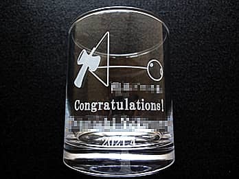 賞品用のグラス（競技で使う道具のイラスト、Congratulations、受賞者の名前を、グラスの側面に彫刻）