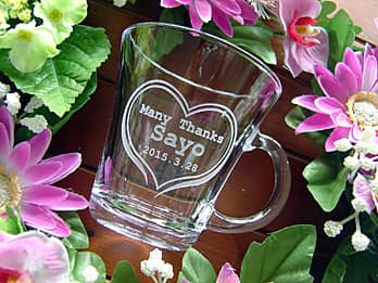 「メッセージ、贈る相手の名前、日付」を側面に彫刻したガラス製ティーカップ