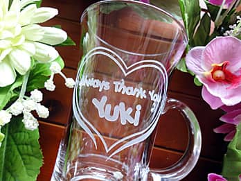 「Thank you always、奥さまの名前」を側面に彫刻した、奥さまへの結婚記念日のプレゼント用のガラス製ティーカップ