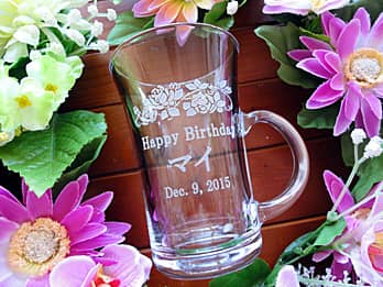 「バラの花のイラスト」「Happy birthday、名前」を彫刻した、誕生日プレゼント用のガラス製ティーカップ