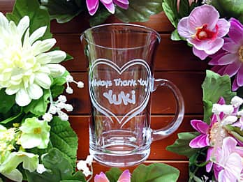 「Thank you always、奥さまの名前」を彫刻した、結婚記念日のプレゼント用のガラス製ティーカップ