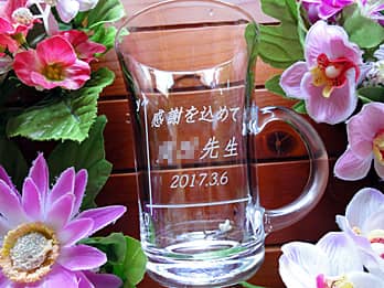 「感謝を込めて ○○先生」を側面に彫刻した、卒業生から担任の先生へのプレゼント用のガラス製ティーカップ