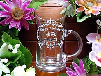 「Happy birthday、贈る相手の名前、誕生日の日付」を側面に彫刻した、誕生日プレゼント用のガラス製ティーカップ